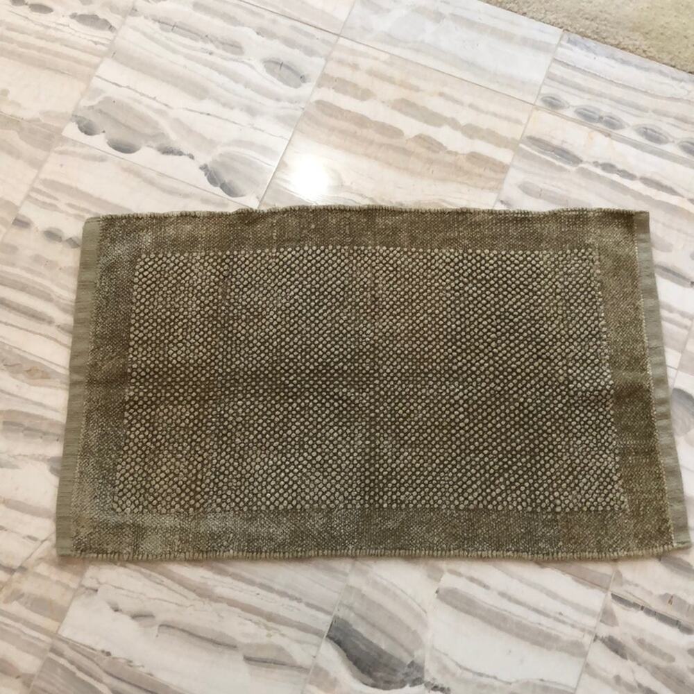 18.5”x31” chenille throw rug Taupe euc multiples